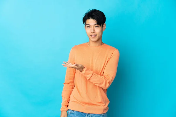 Young Chinese Man Isolated Blue Background Presenting Idea While Looking — 스톡 사진