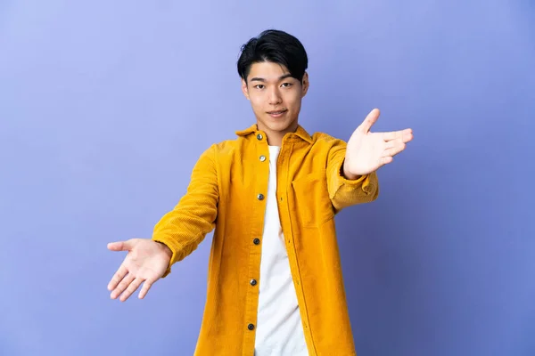 Young Chinese Man Isolated Purple Background Presenting Inviting Come Hand — Stock Photo, Image