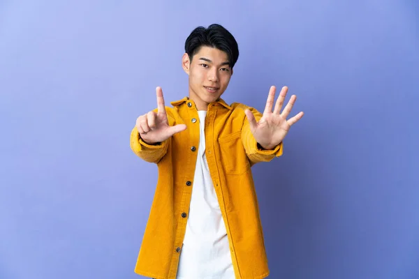 Young Chinese Man Isolated Purple Background Counting Seven Fingers — ストック写真
