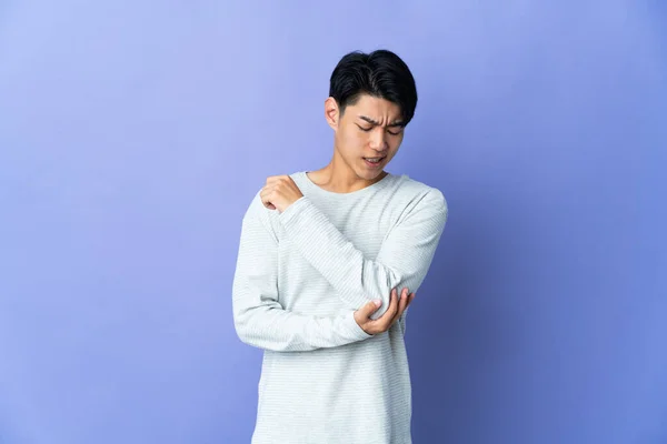 Young Chinese Man Isolated Purple Background Pain Elbow — Fotografia de Stock