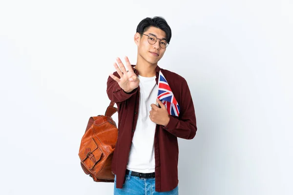 Kinesisk Mann Som Holder Britisk Flagg Isolert Lilla Bakgrunn Lykkelig – stockfoto
