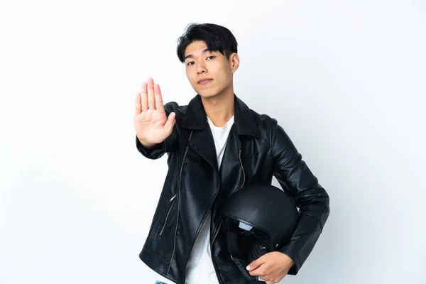 Hombre Chino Con Casco Motocicleta Aislado Sobre Fondo Blanco Haciendo — Foto de Stock