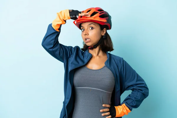 Mladý Cyklistka Žena Izolované Modrém Pozadí Dělá Překvapení Gesto Při — Stock fotografie