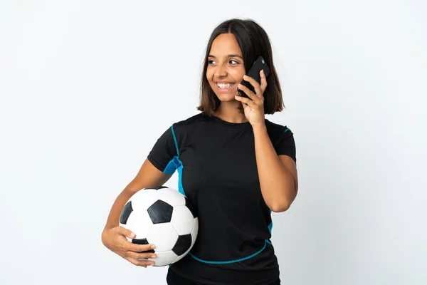 Joven Futbolista Mujer Aislada Sobre Fondo Blanco Manteniendo Una Conversación —  Fotos de Stock