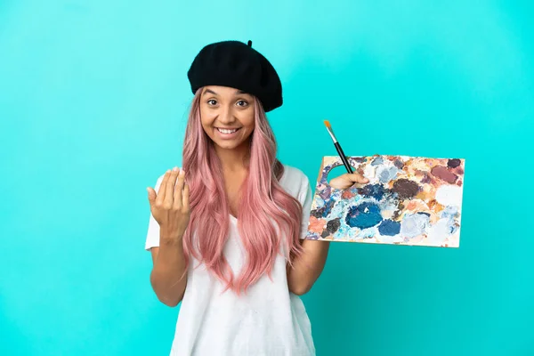 Young Mixed Race Woman Pink Hair Holding Palette Isolated Blue — Foto Stock