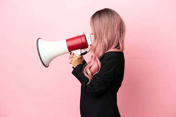 Νεαρή Επιχειρηματίας Μικτή Φυλή Γυναίκα Ροζ Μαλλιά Απομονώνονται Ροζ Φόντο — Φωτογραφία Αρχείου