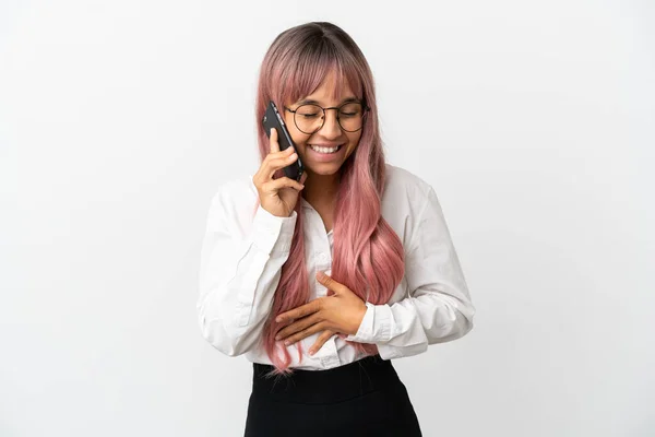 Junge Businessfrau Mit Pinkfarbenen Haaren Hält Ein Handy Auf Rosa — Stockfoto