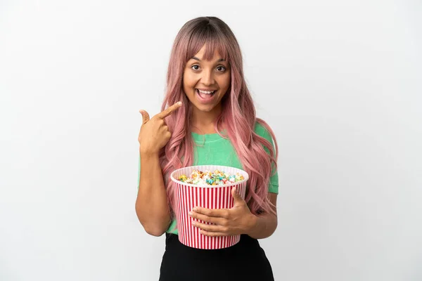 Young Mixed Race Woman Pink Hair Eating Popcorn Isolated White — ストック写真