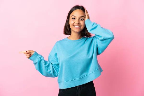 Junge Lateinische Frau Isoliert Auf Rosa Hintergrund Überrascht Und Zeigt — Stockfoto