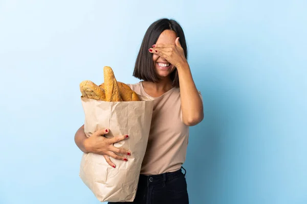 Νεαρή Λατίνα Γυναίκα Αγοράζει Μερικά Ψωμιά Απομονωμένα Μπλε Φόντο Καλύπτοντας — Φωτογραφία Αρχείου