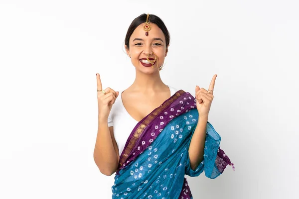 Молода Індійка Ізольована Білому Фоні Вказує Чудову Ідею — стокове фото