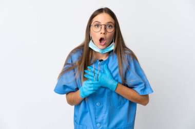 Litvanyalı kadın diş hekimi arka planda aletler tutuyor.