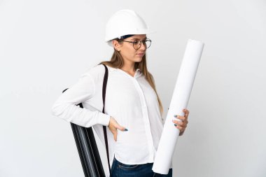 Kasklı ve elinde planları olan Litvanyalı genç bir mimar, beyaz arka planda, çaba sarf ettiği için sırt ağrısından muzdarip.