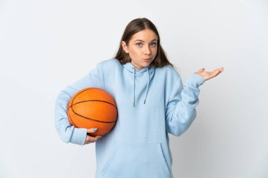 Basketbol oynayan Litvanyalı genç bir kadın beyaz arka planda izole edilmiş, şüphe içinde el kaldırırken