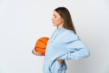Basketbol oynayan Litvanyalı genç bir kadın, beyaz arka planda izole edilmiş, çaba gösterdiği için sırt ağrısından muzdarip.