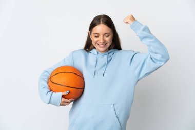 Genç Litvanyalı kadın basketbol oynuyor, beyaz arka planda izole edilmiş, güçlü bir jest yapıyor.