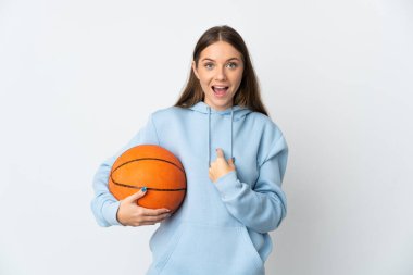 Basketbol oynayan Litvanyalı genç bir kadın beyaz arka planda izole edilmiş ve yüzünde sürpriz bir ifade var.