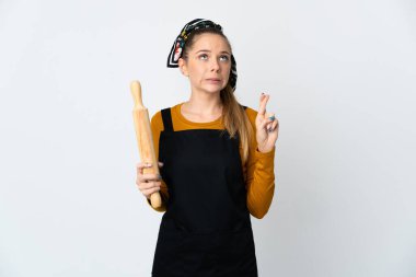 Genç Litvanyalı kadın beyaz arka planda izole edilmiş merdaneyi tutuyor ve en iyisini diliyor