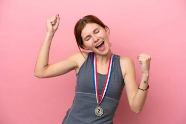 Pembe arka planda madalyalı genç İngiliz kadın zaferi kutluyor.