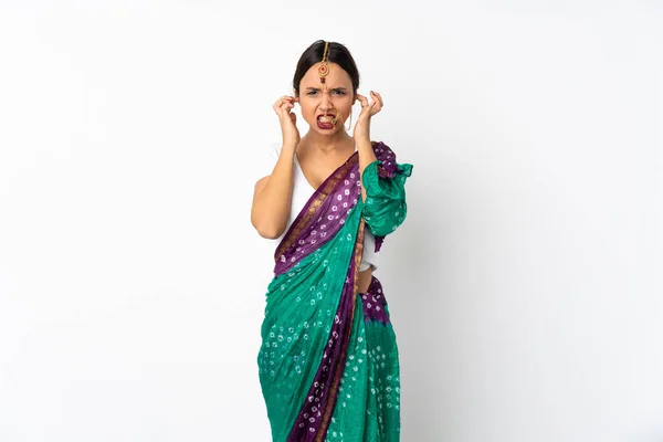 若いインド人女性は 白の背景に不満とカバー耳に隔離 — ストック写真