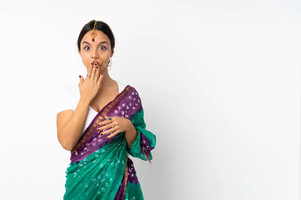 Νεαρή Ινδή Γυναίκα Απομονωμένη Λευκό Φόντο Που Καλύπτει Στόμα Χέρι — Φωτογραφία Αρχείου
