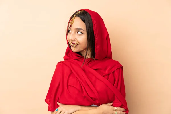Mujer India Joven Aislada Sobre Fondo Beige Mirando Hacia Lado — Foto de Stock