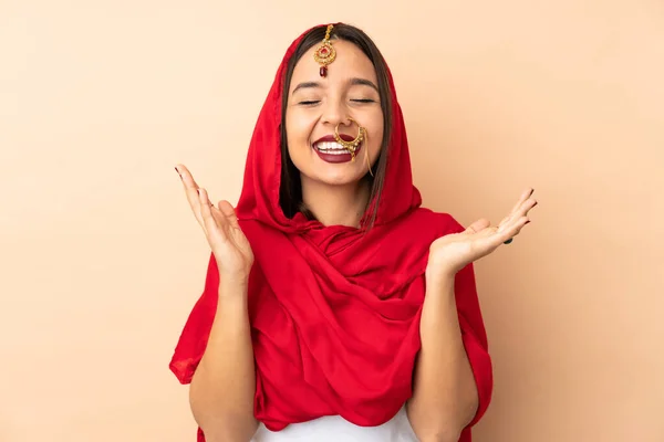 Mujer India Joven Aislada Sobre Fondo Beige Sonriendo Mucho —  Fotos de Stock
