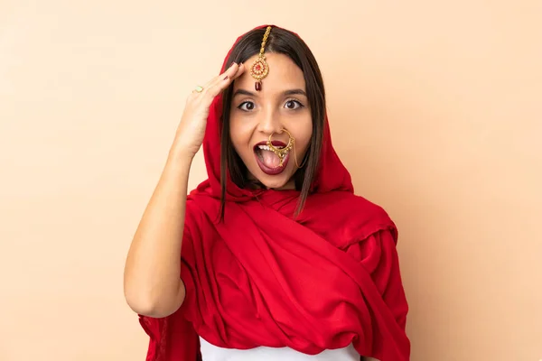 Mujer India Joven Aislada Sobre Fondo Beige Dado Cuenta Algo — Foto de Stock