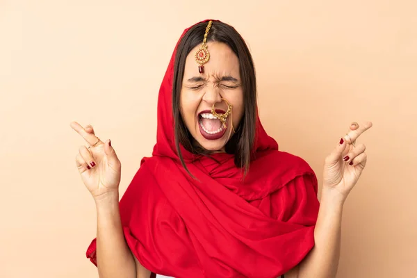 Bej Arka Planda Izole Edilmiş Genç Hintli Kadın Parmakları Çapraz — Stok fotoğraf