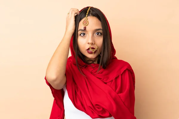 Jonge Indiase Vrouw Geïsoleerd Beige Achtergrond Met Een Uitdrukking Van — Stockfoto
