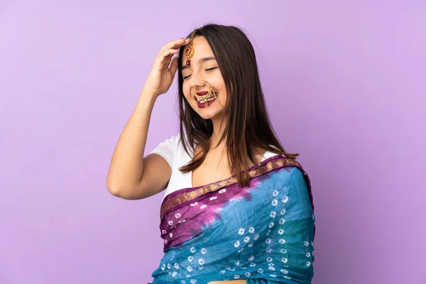 Mujer India Joven Aislada Sobre Fondo Púrpura Sonriendo Mucho —  Fotos de Stock