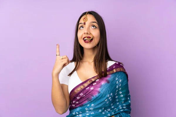 Jovem Indiana Mulher Isolado Roxo Fundo Apontando Para Cima Surpreendido — Fotografia de Stock