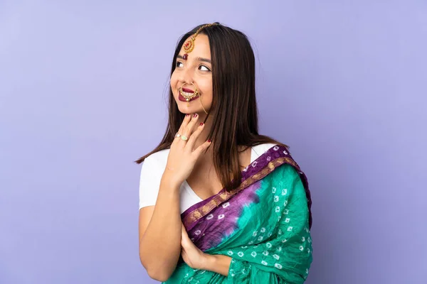 Mujer India Joven Aislada Sobre Fondo Púrpura Mirando Hacia Arriba —  Fotos de Stock