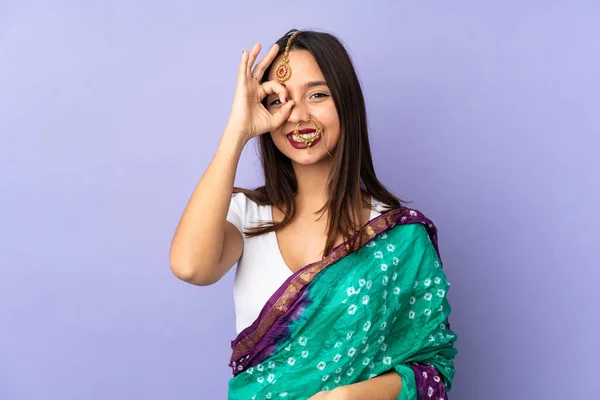 Mladá Indická Žena Izolované Fialovém Pozadí Ukazující Znamení Prsty — Stock fotografie