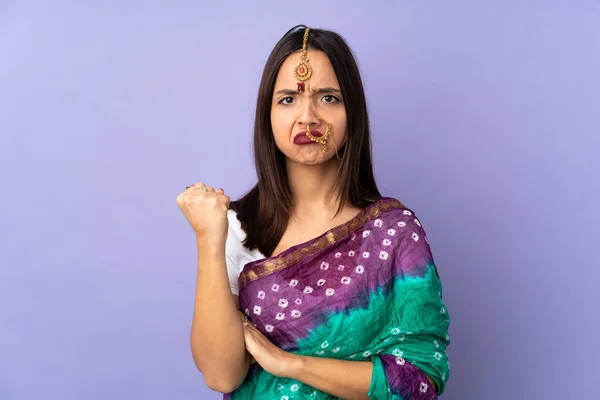 紫の背景に不幸な表情で孤立した若いインド人女性 — ストック写真
