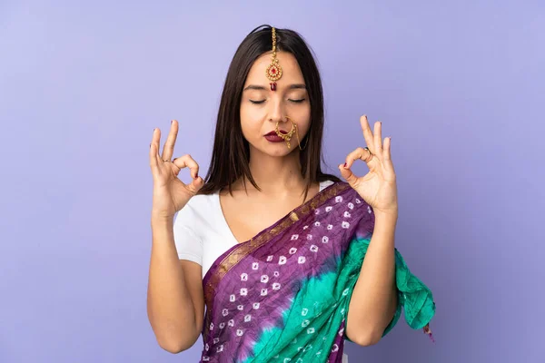 Jonge Indiaanse Vrouw Geïsoleerd Paarse Achtergrond Zen Pose — Stockfoto