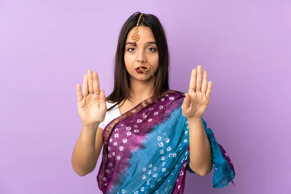 Νεαρή Ινδή Γυναίκα Απομονωμένη Μωβ Φόντο Κάνει Στάση Χειρονομία Και — Φωτογραφία Αρχείου