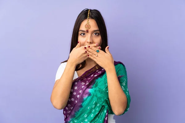 Jeune Femme Indienne Isolée Sur Fond Violet Couvrant Bouche Avec — Photo