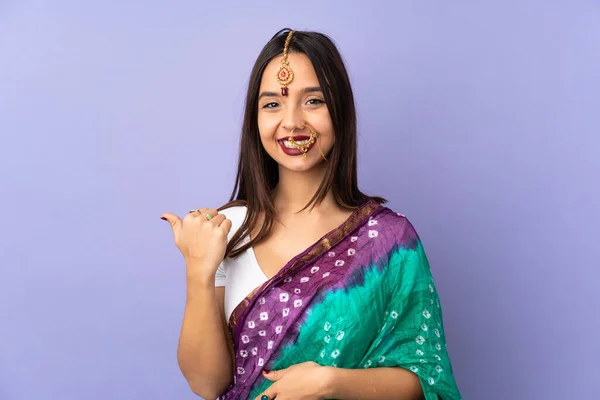 Jeune Femme Indienne Isolée Sur Fond Violet Pointant Vers Côté — Photo