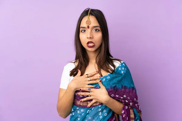 Jeune Femme Indienne Isolée Sur Fond Violet Surprise Choquée Regardant — Photo