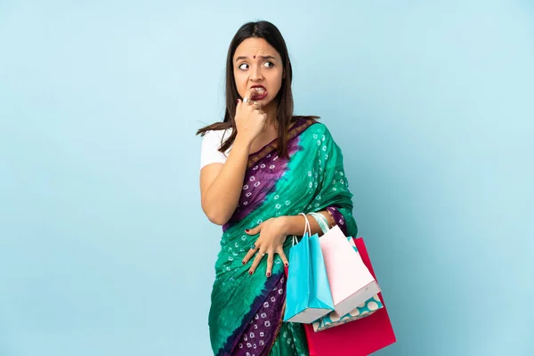 Młoda Hinduska Kobieta Torbami Zakupy Nerwowa Przerażona — Zdjęcie stockowe
