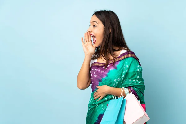 Mujer India Joven Con Bolsas Compras Gritando Con Boca Abierta — Foto de Stock