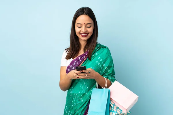 Mujer India Joven Con Bolsas Compras Enviando Mensaje Con Móvil — Foto de Stock