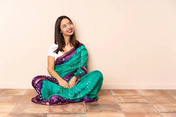 Jonge Indiaanse Vrouw Zitten Vloer Denken Een Idee Terwijl Kijken — Stockfoto