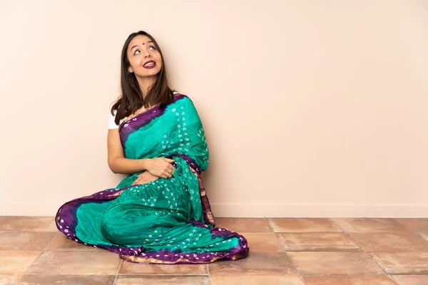 Jonge Indiaanse Vrouw Zitten Vloer Kijken Omhoog Terwijl Glimlachen — Stockfoto