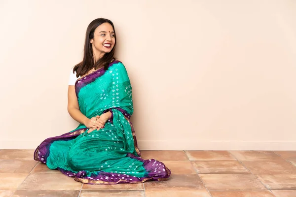 Jonge Indiaanse Vrouw Zitten Vloer Kijken Naar Zijkant Glimlachen — Stockfoto