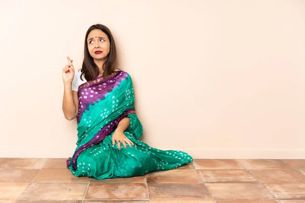 인도의 여자가 손가락을 교차하고 최고의 바닥에 — 스톡 사진