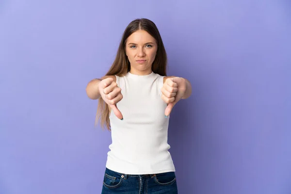 Молода Литовка Ізольована Пурпуровому Фоні Показує Великий Палець Двома Руками — стокове фото