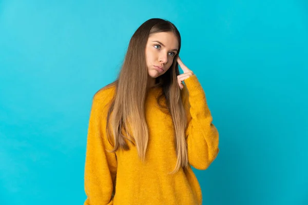 Jovem Lituana Isolada Fundo Azul Com Problemas Para Fazer Gestos — Fotografia de Stock