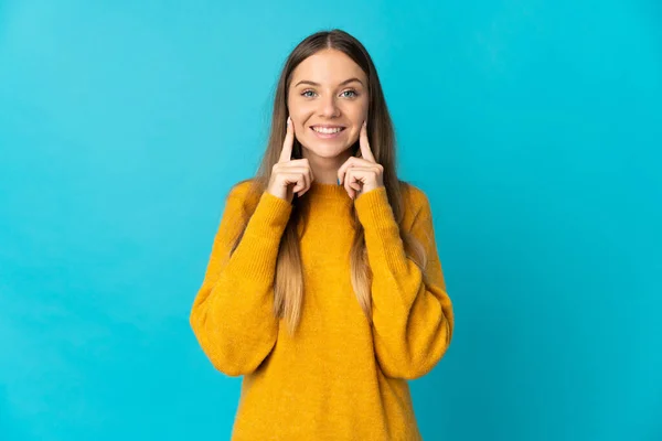 Genç Litvanyalı Kadın Mavi Arka Planda Izole Edilmiş Mutlu Hoş — Stok fotoğraf